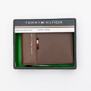 Tommy Hilfiger Men's RFID Pop Color Leather Bifold Wallet Tan Brown
